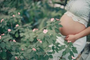 femme enceinte jardin