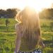 photo femme libre dans un champs