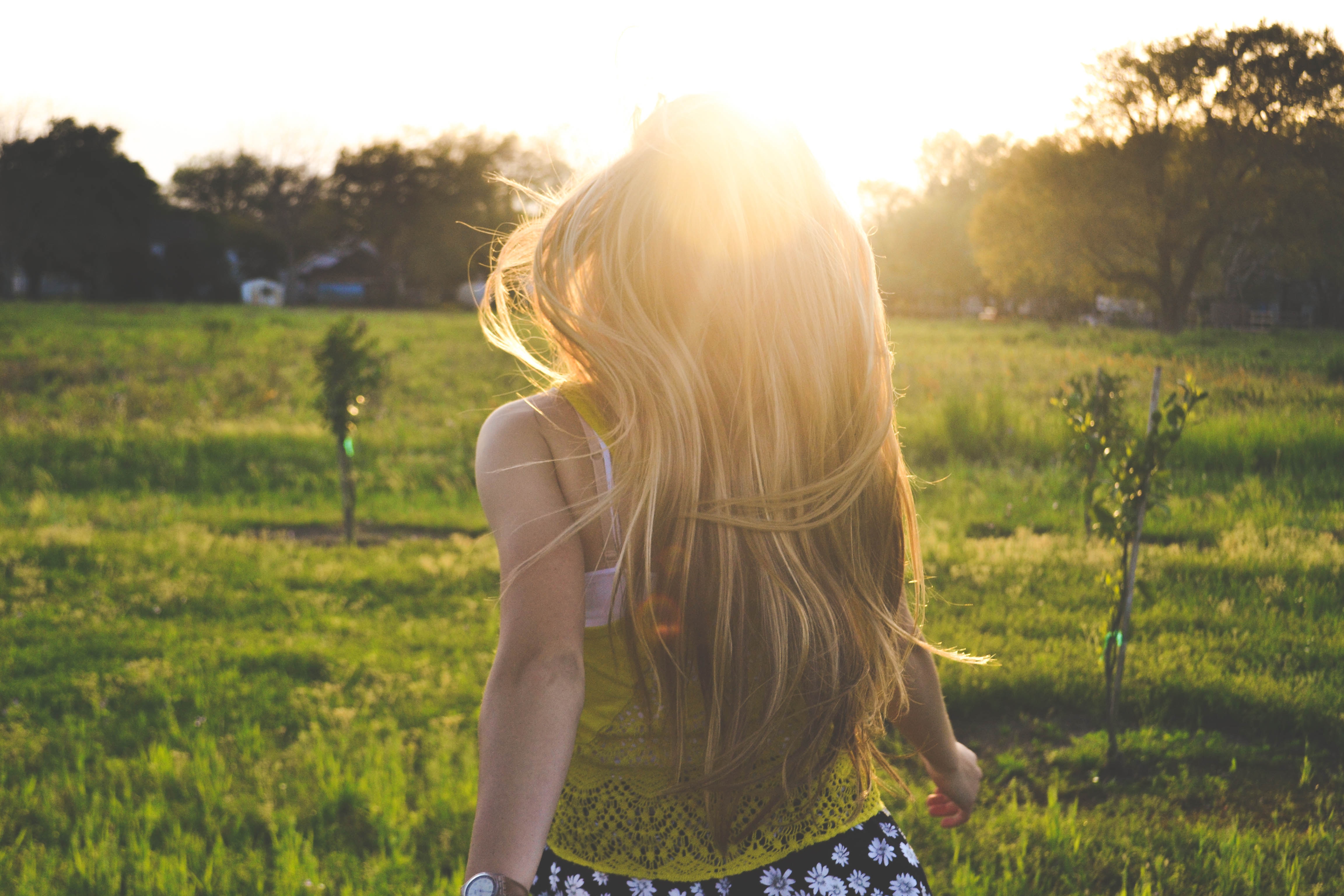 photo femme libre dans un champs