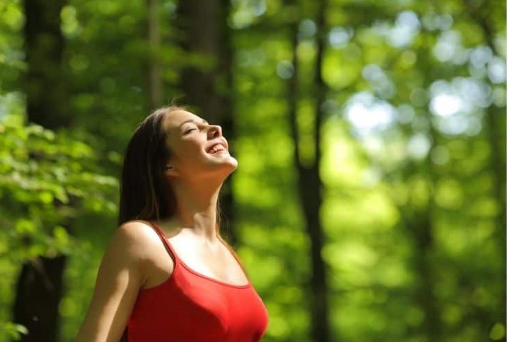 femme plein d'énergie le matin