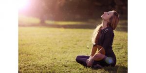 femme calme au soleil