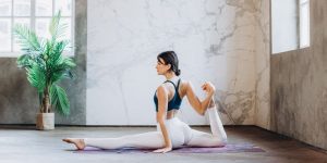 femme qui fait du yoga