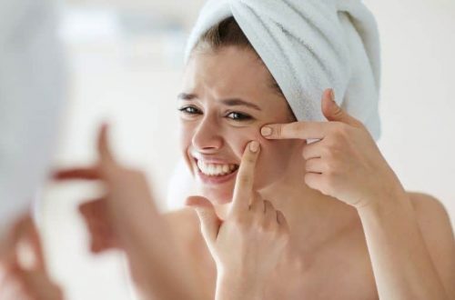 femme qui se perce un bouton