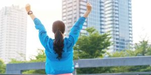 femme sportive heureuse