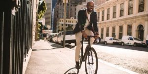 homme sur un vélo