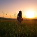 photo femme soleil couchant zen