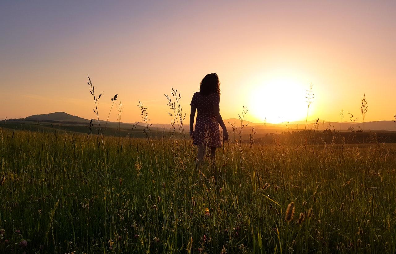 photo femme soleil couchant zen