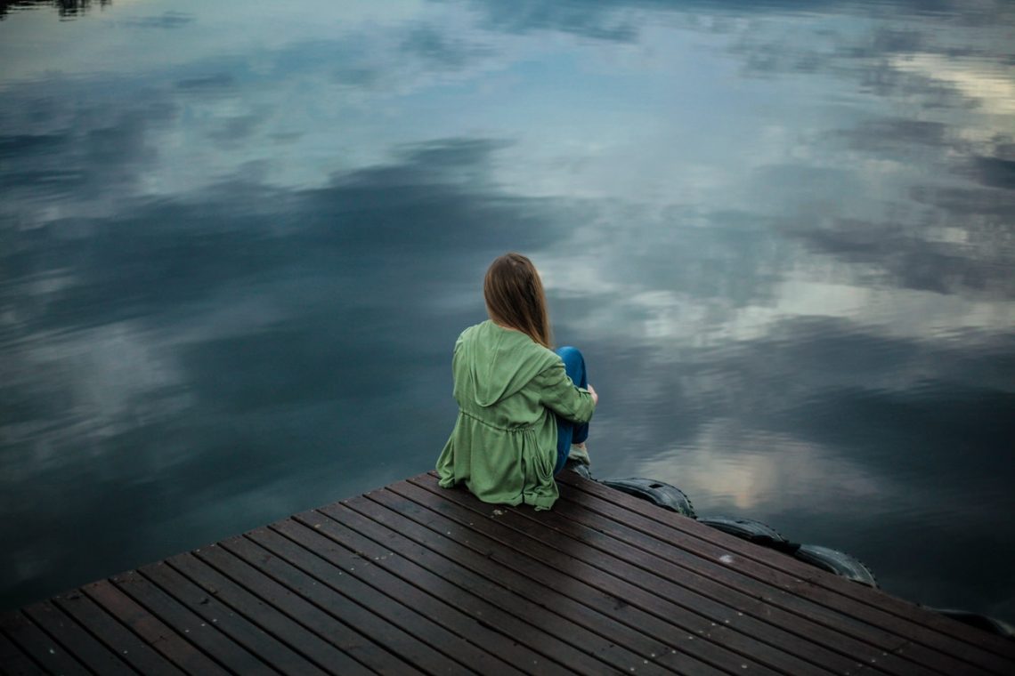 femme s'ecoute au bord lac