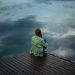 femme s'ecoute au bord lac