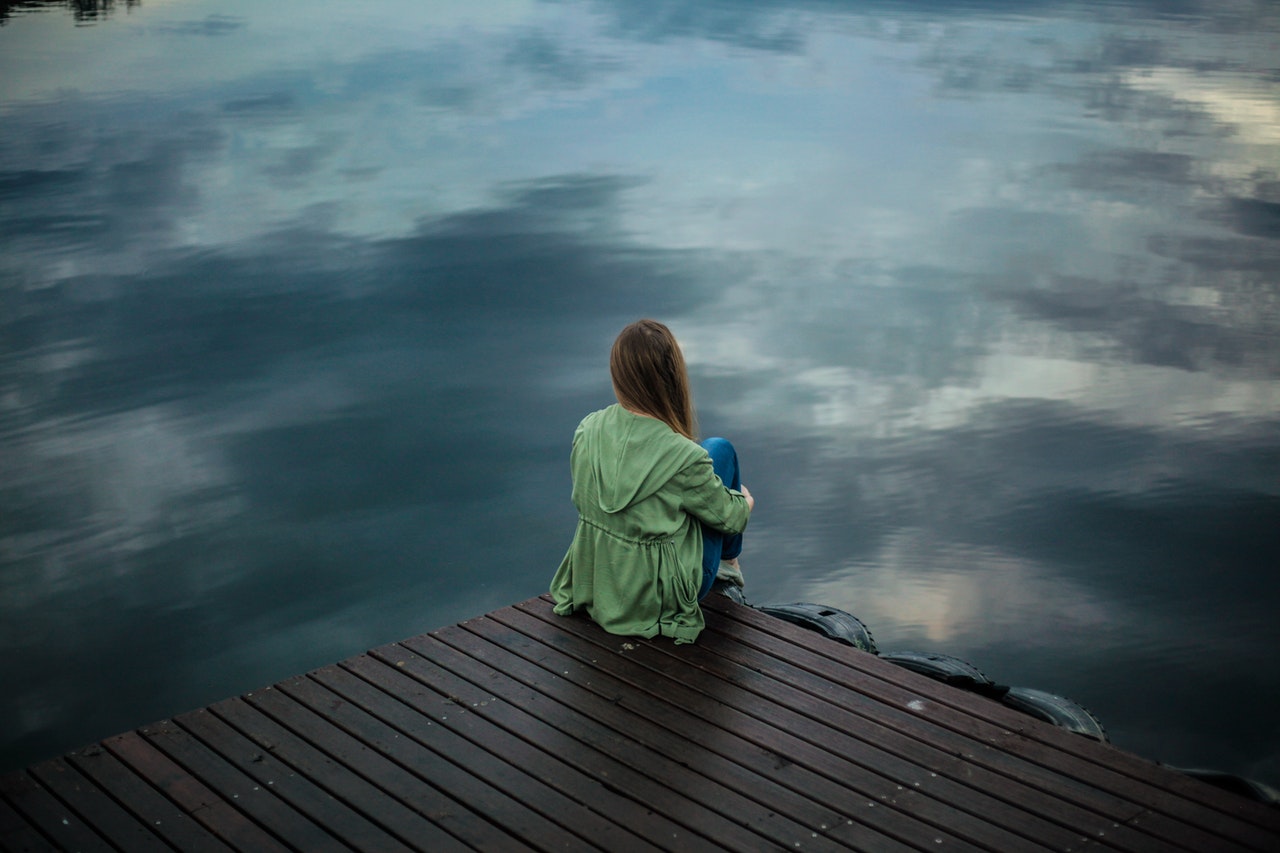 femme s'ecoute au bord lac