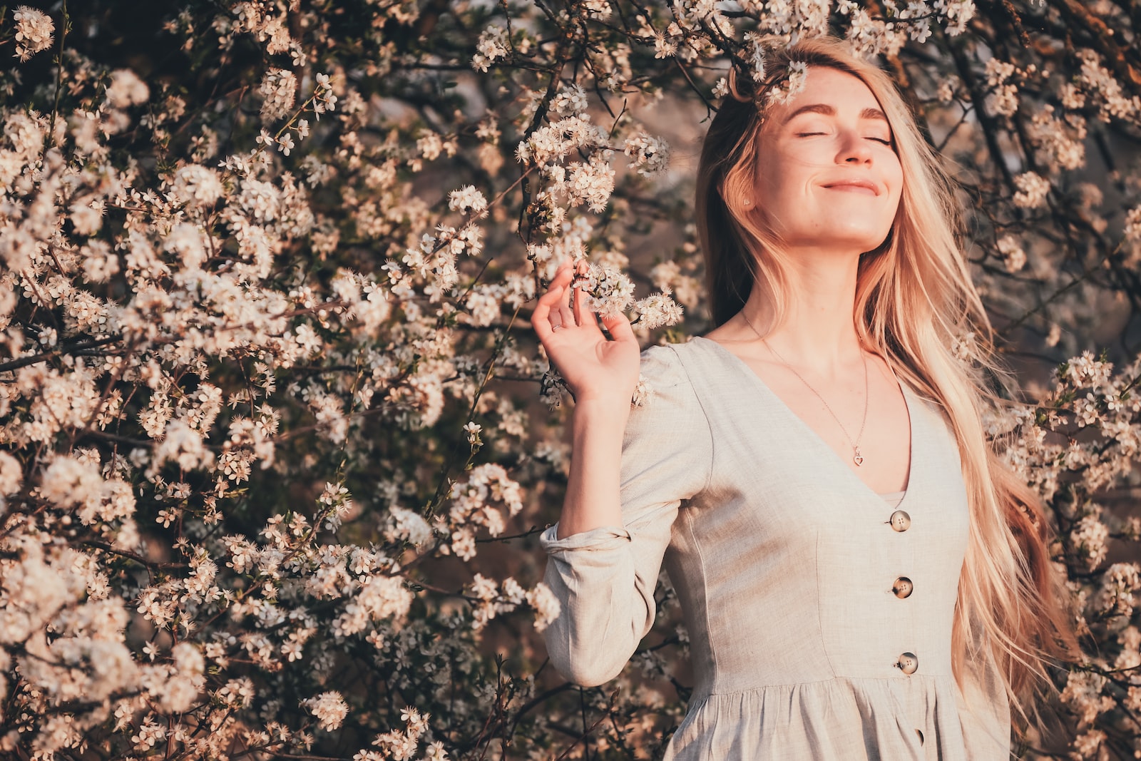 Femme dans les fleurs