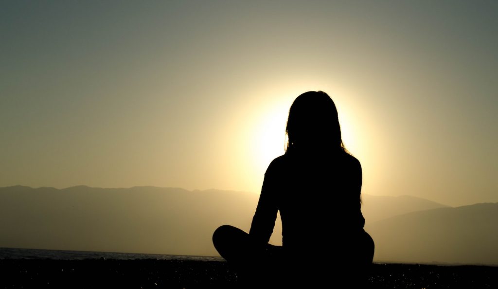 femme assise faisant de la méditation