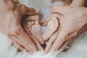 Main et pieds, famille lors d'un coach parentale