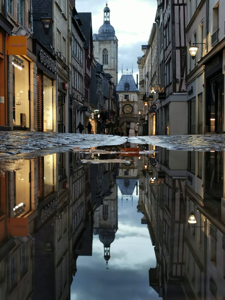 reflet de la ville de rouen sur une flaque d'eau, rue de rouen 