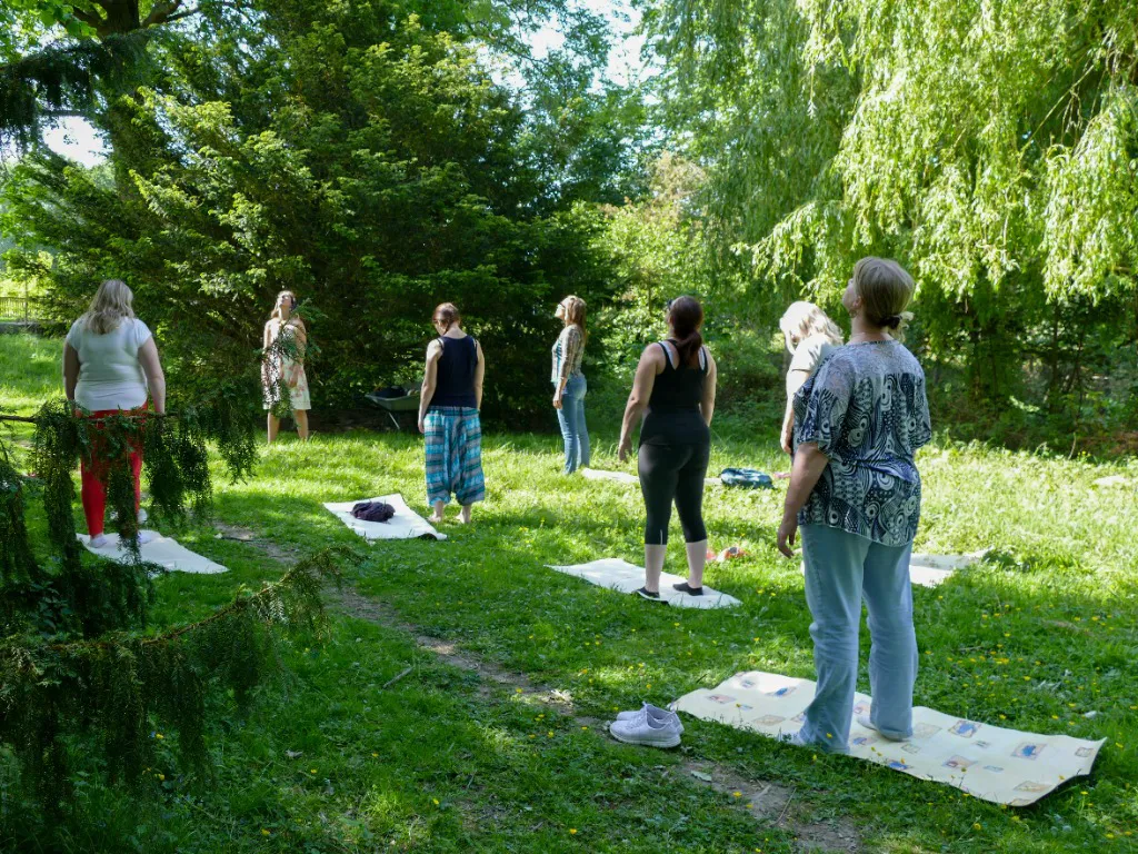 séance naturopathe, étang, arbres et forêt