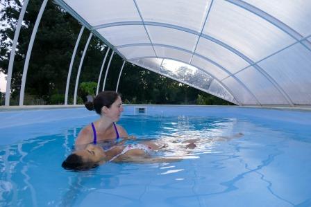 naturopathe en séance dans sa piscine