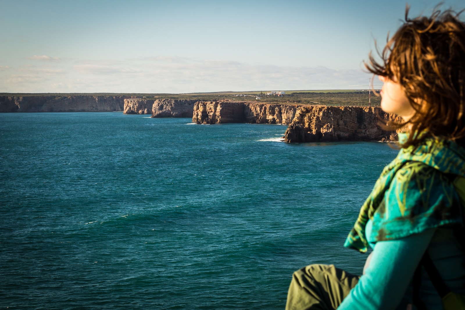 Femme près de la Mer respire