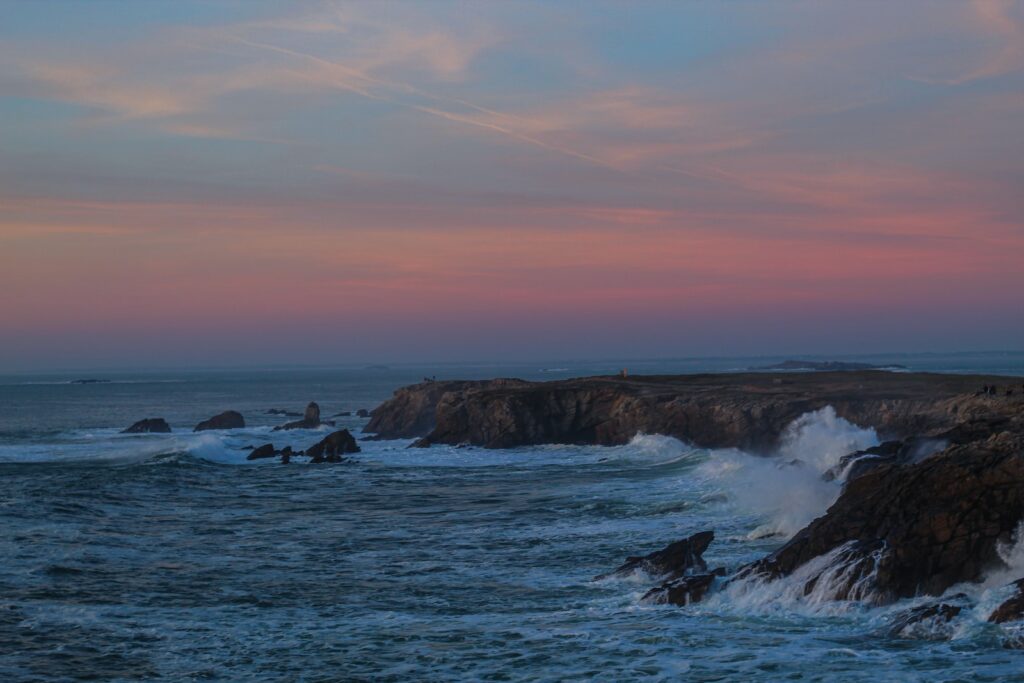 ocean, vague sur les rochers 