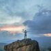 homme libre sur un rocher , coucher de soleil