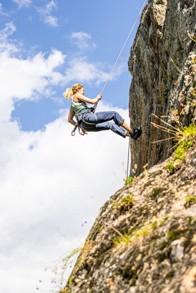 escalade, femme qui monte en rappel 