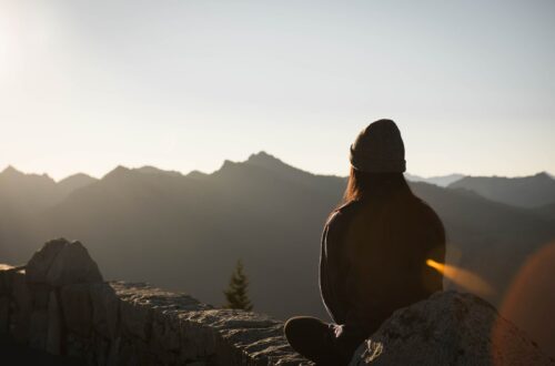 personne qui se relaxe, respire sur les montagnes