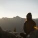 personne qui se relaxe, respire sur les montagnes