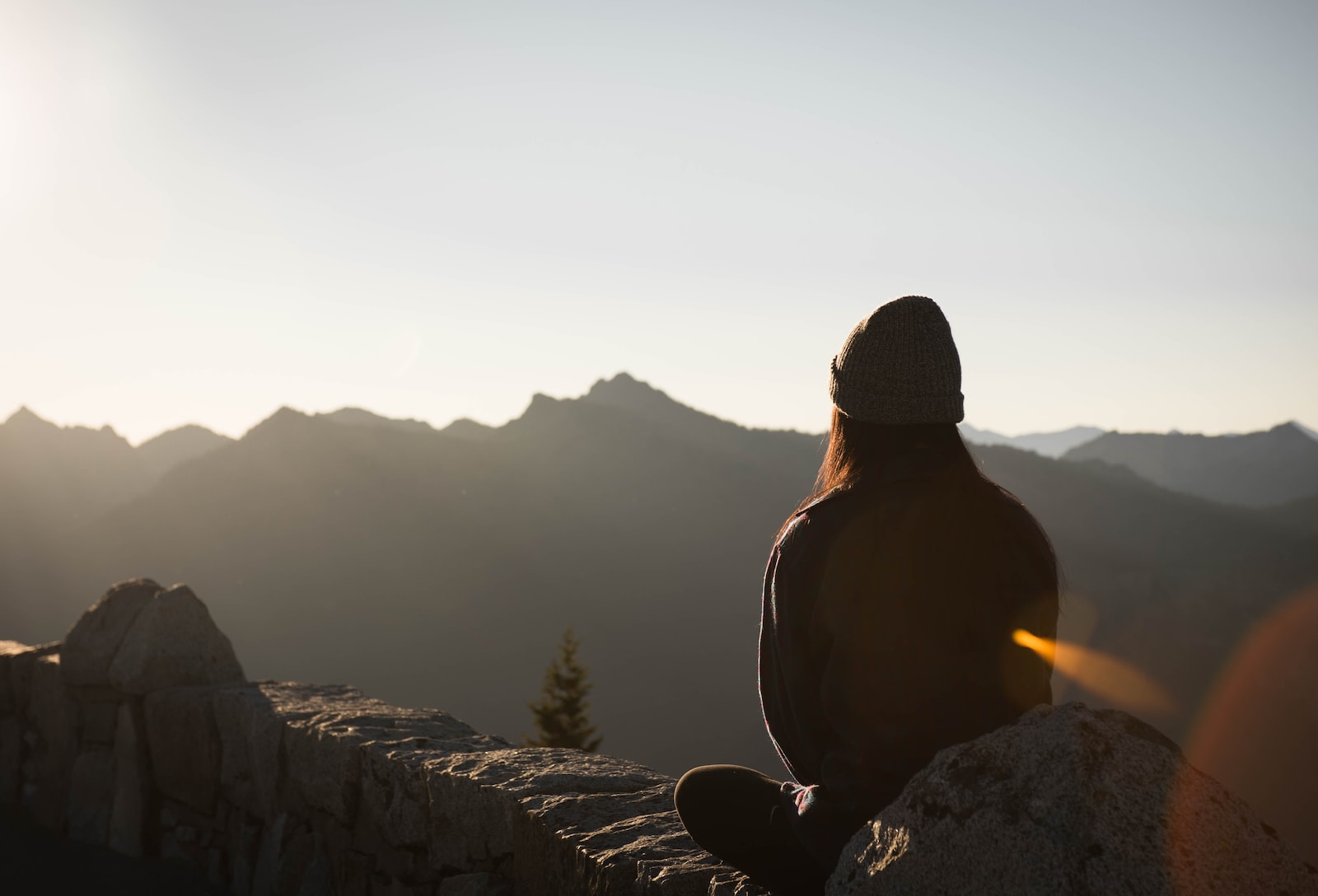 personne qui se relaxe, respire sur les montagnes