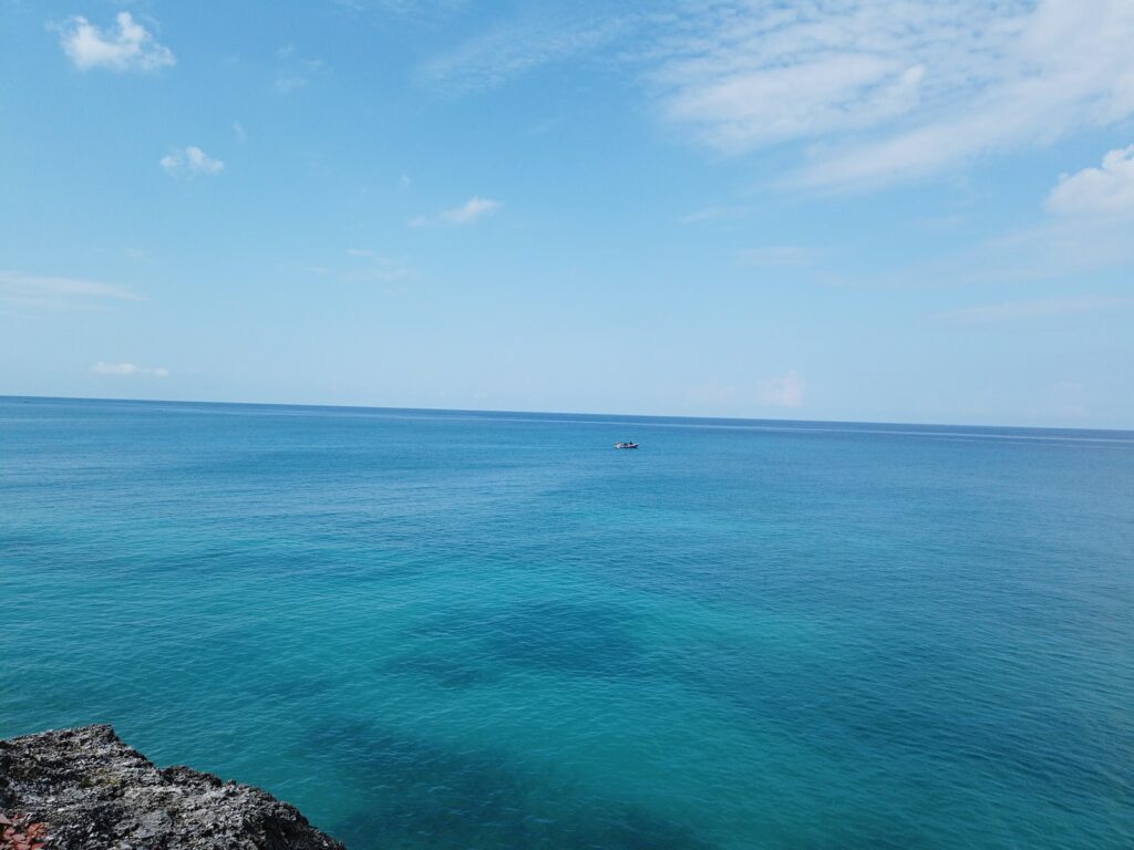 mer bleu sous le ciel bleu, région PACA