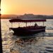 homme sur un bateau en Inde, beau coucher de soleil