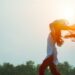 Femme libre sous le coucher de soleil
