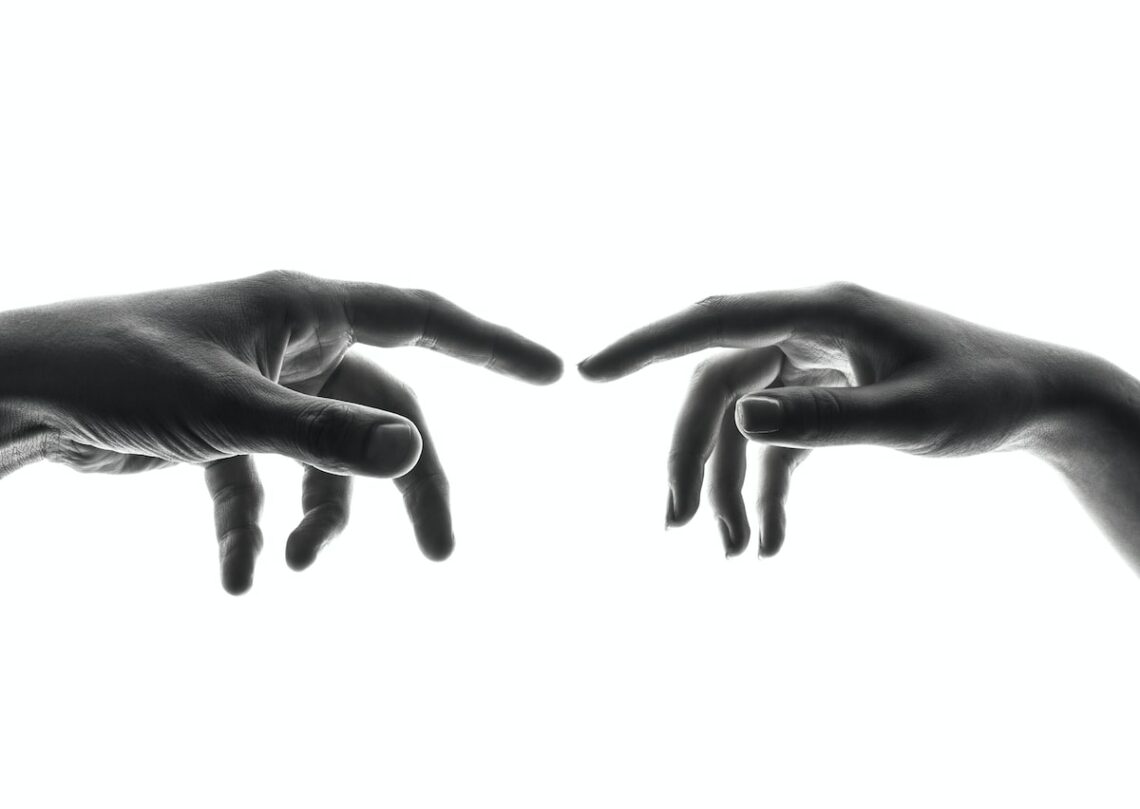 deux personnes qui se connectent avec la main, magnétisme