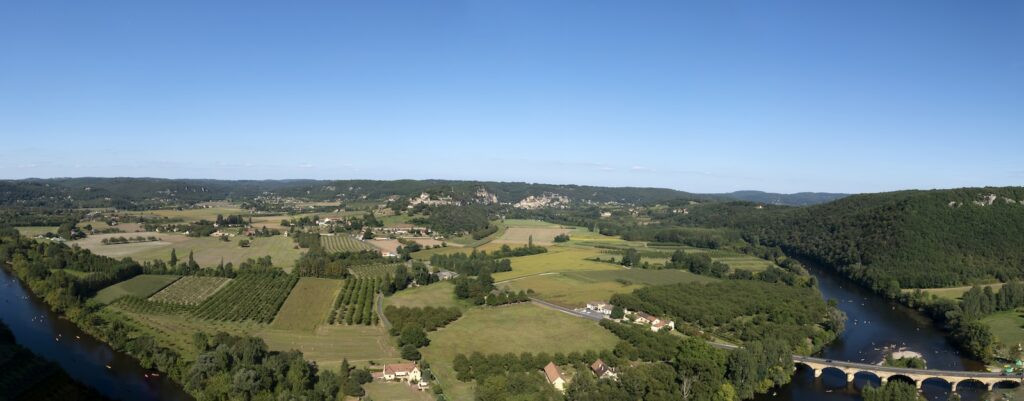 vue panoramique sur les forêts dans le périgeux noir
