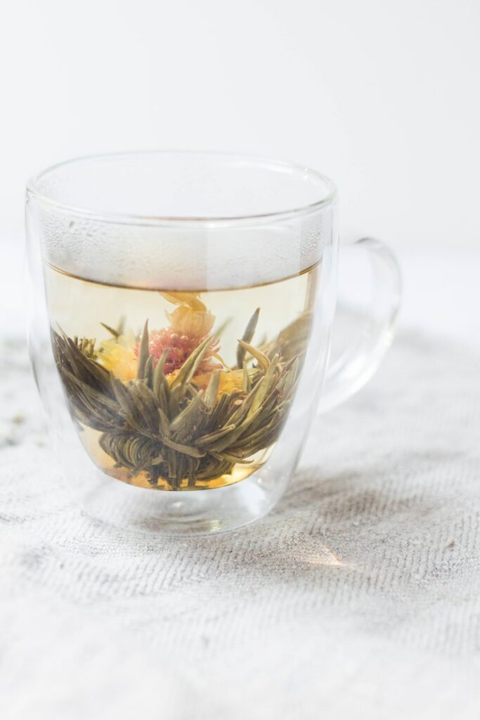tassé de thé avec des plantes