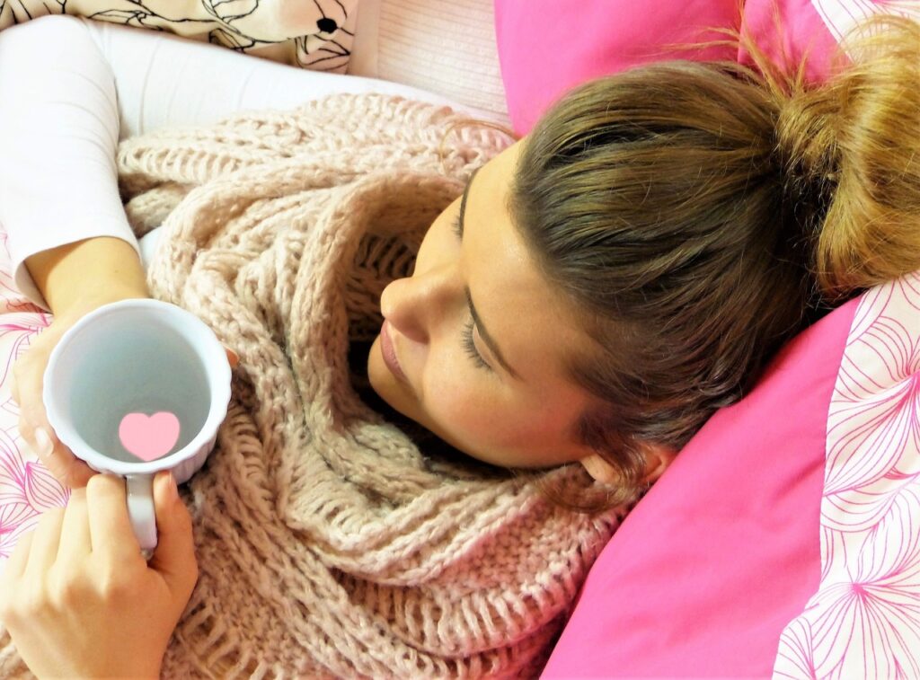 Femme prenant une tasse car ses règles sont douloureuses