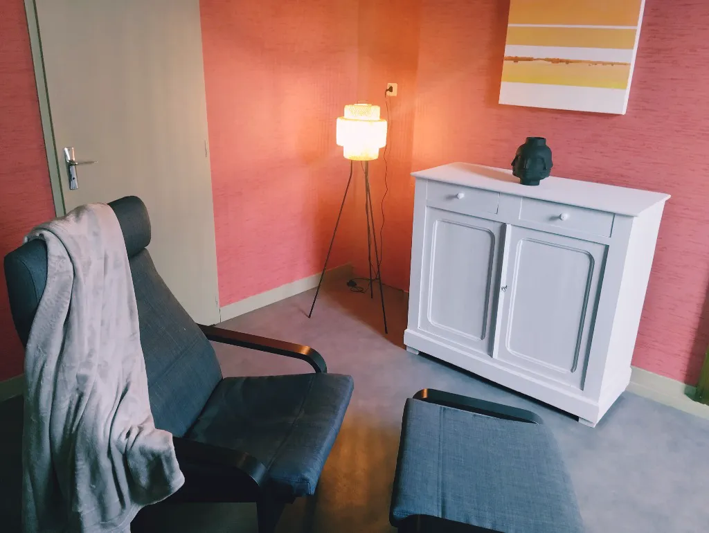cabinet d'une hypnothérapeute avec son fauteuil gris