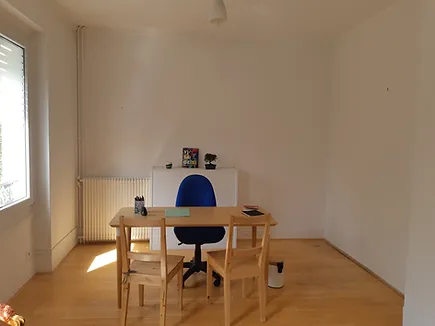 cabinet sophrologue, pontoise, bureau et chaises en bois