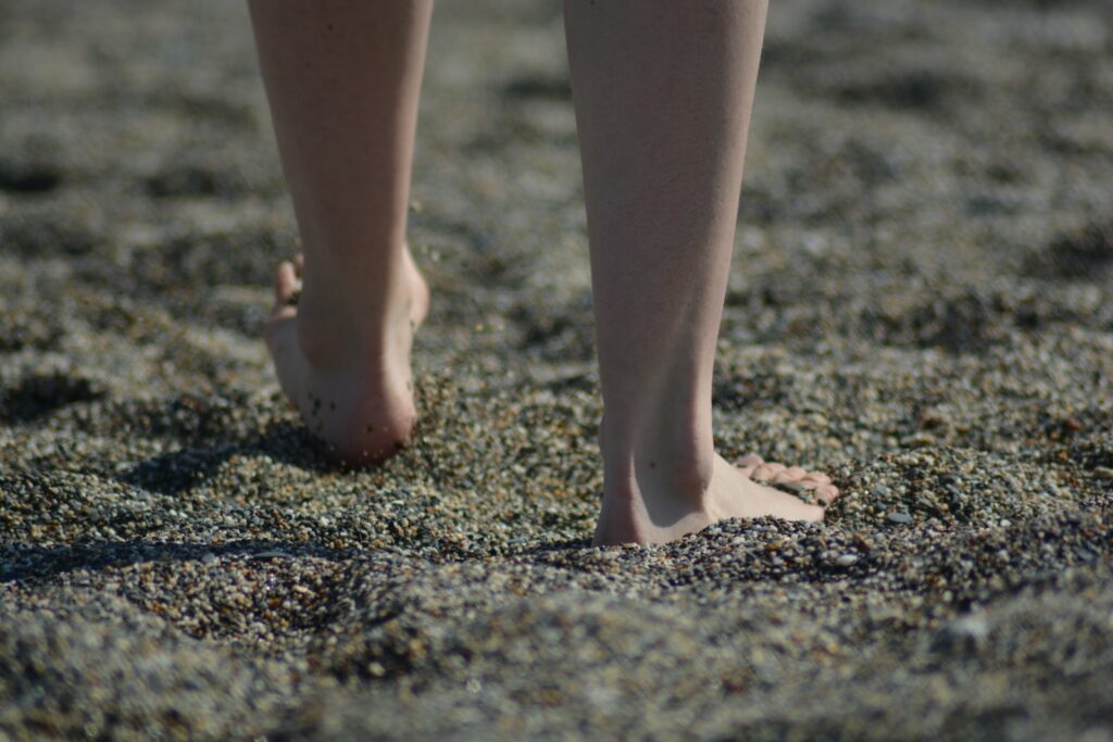 pieds sur le sable