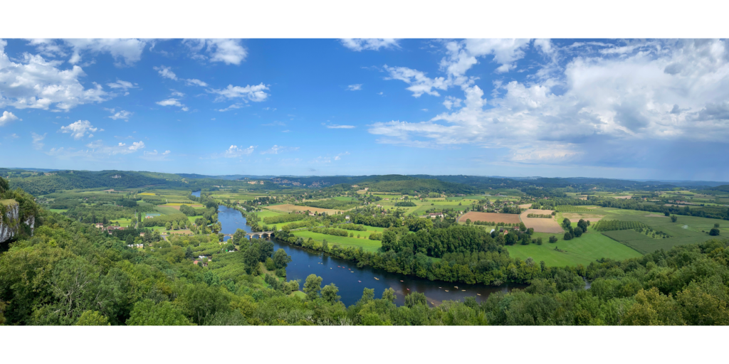 vue panoramique sur la dordogne, ciel bleu