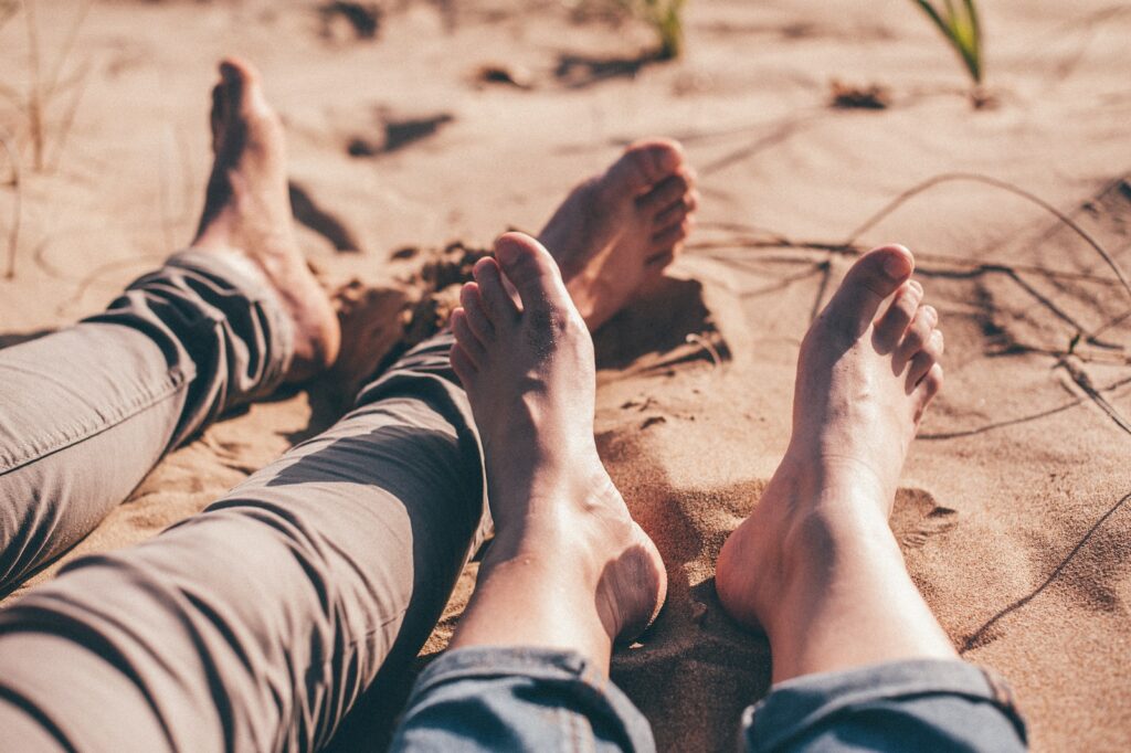 pieds sur le sable