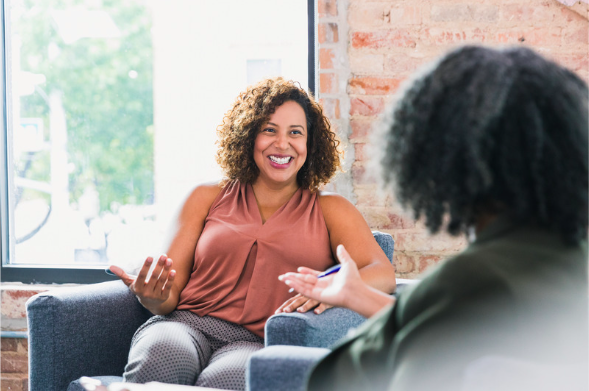 développer et maintenir de bonnes relations, femmes souriante pendant une consultation