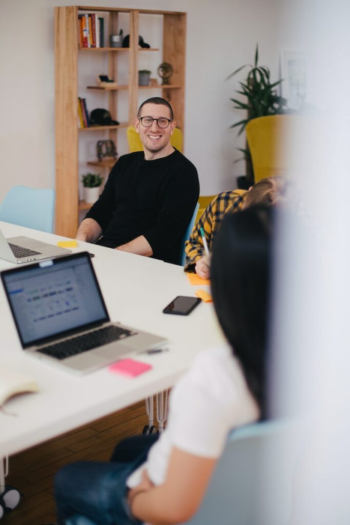 communication client, homme souriant devant son ordinateur