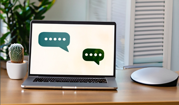 ordinateur sur un bureau. fond d'écran avec des bulles de communication. Plantes sur le bureau