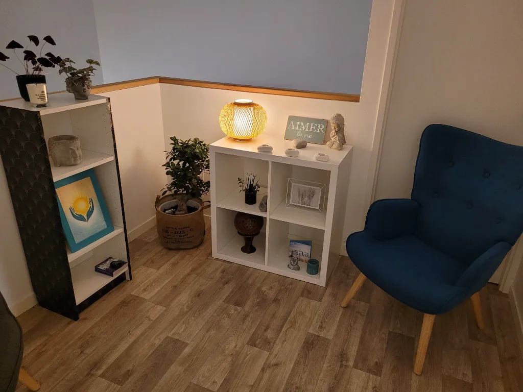 cabinet sophrologue, chaise bleue, meubles blancs
