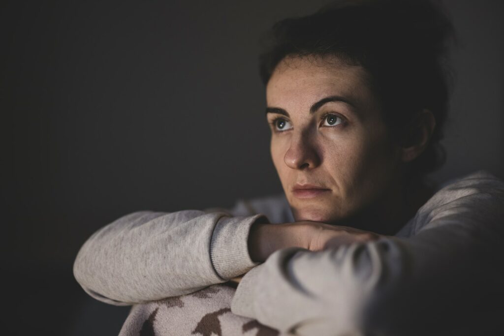 femme assise avec un air fatigué