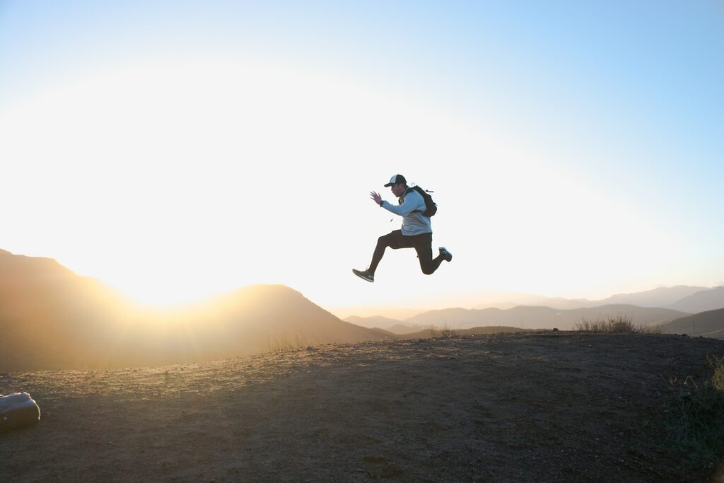 homme qui saute dans les airs