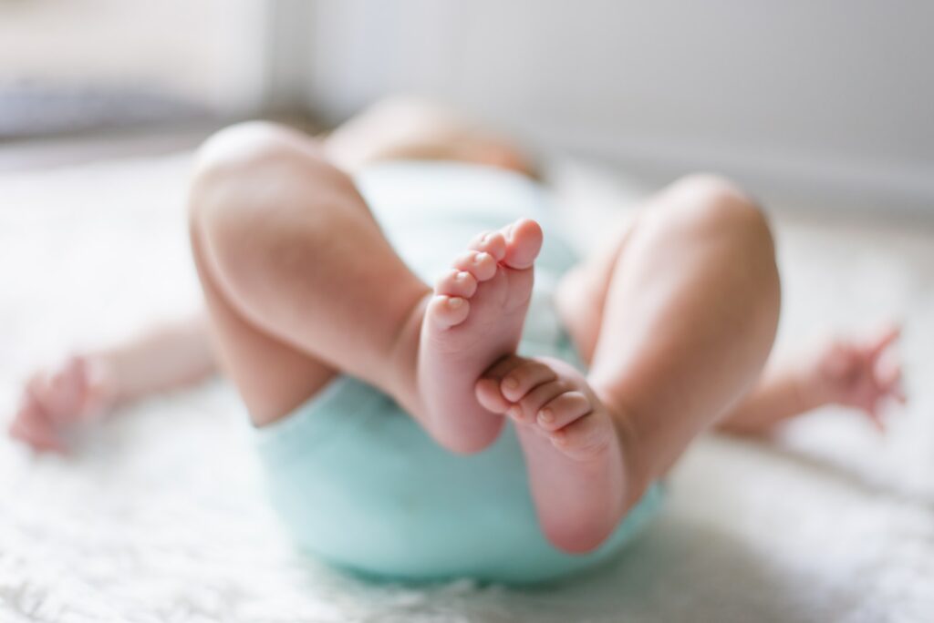 bébé allongé sur le lit, pieds de bébé