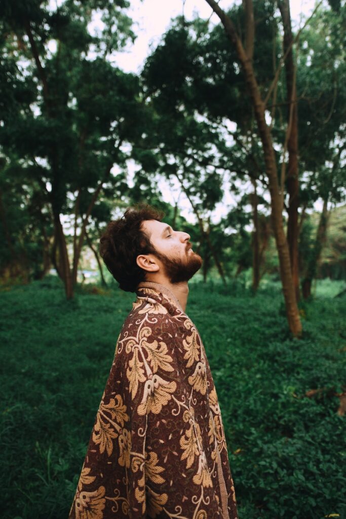 homme qui respire dans la nature