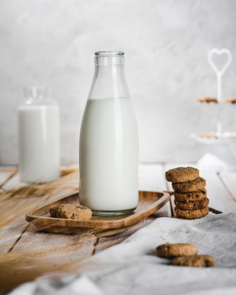 bouteille de lait en verre avec cookies 