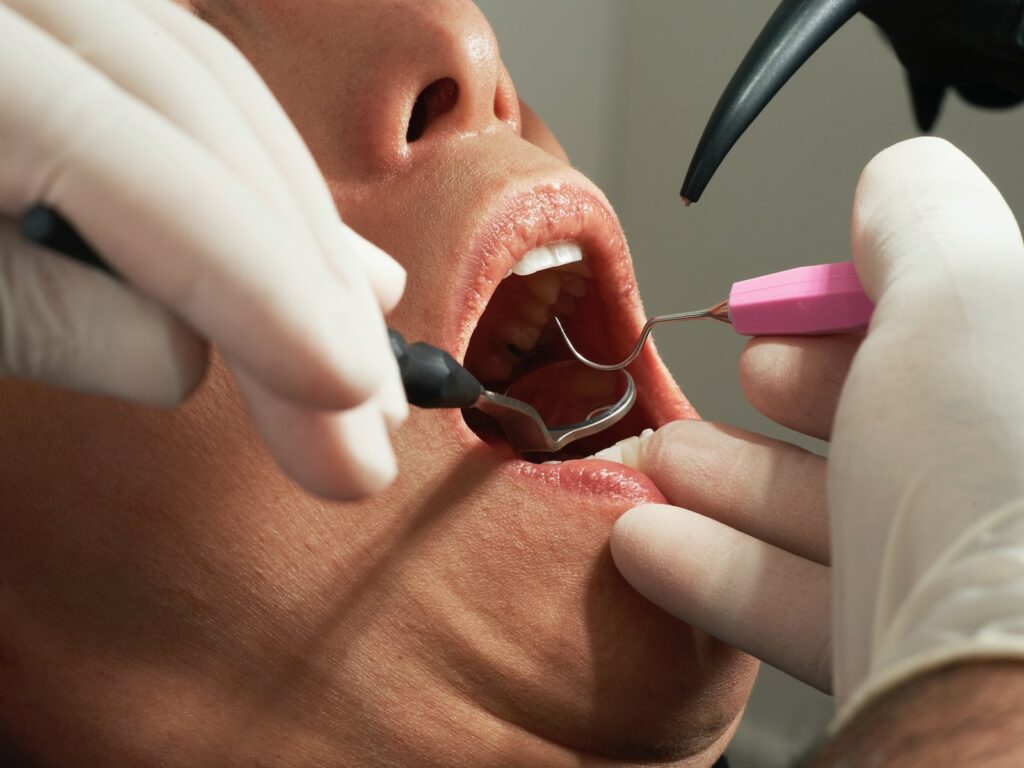 femme chez le dentiste, mal de dents
