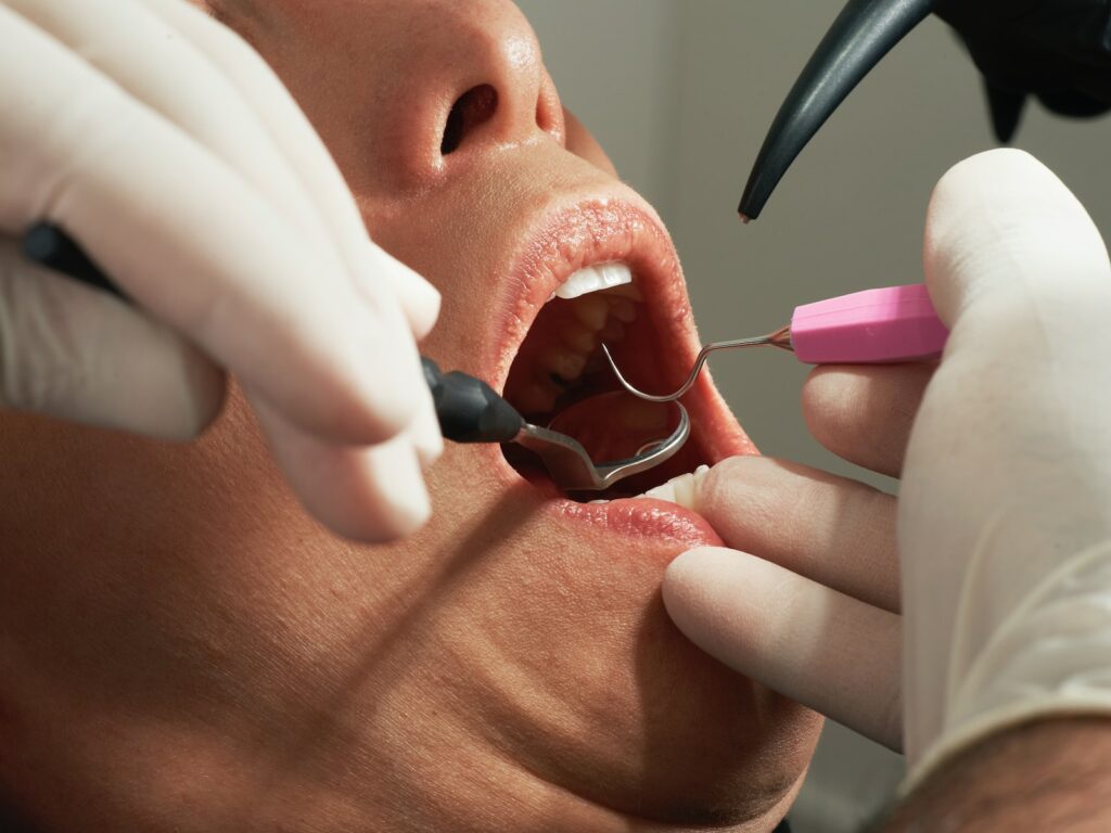 femme chez le dentiste, mal de dents